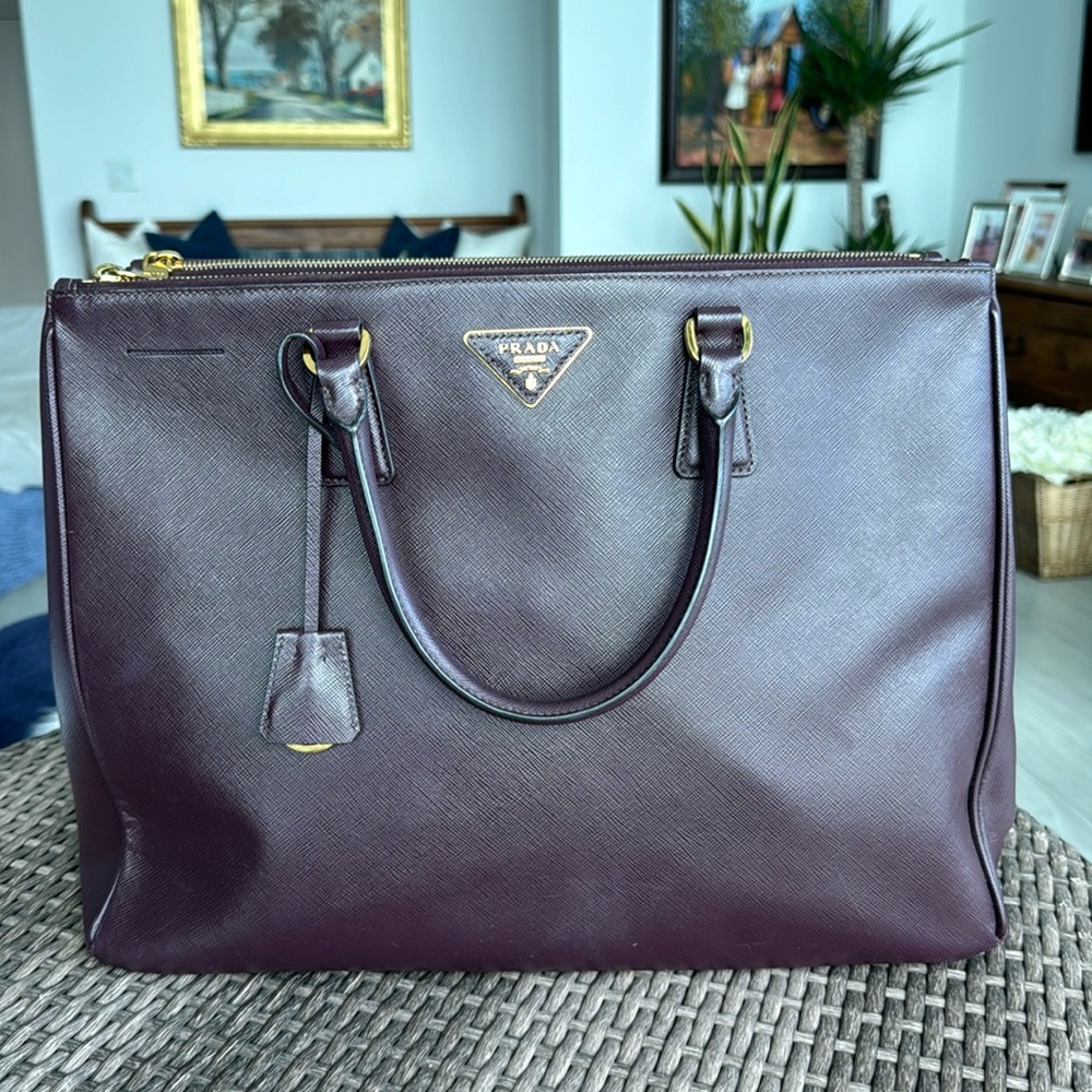 AUTHENTICATED PRADA Saffiano Lux Large Handbag in Bordeaux